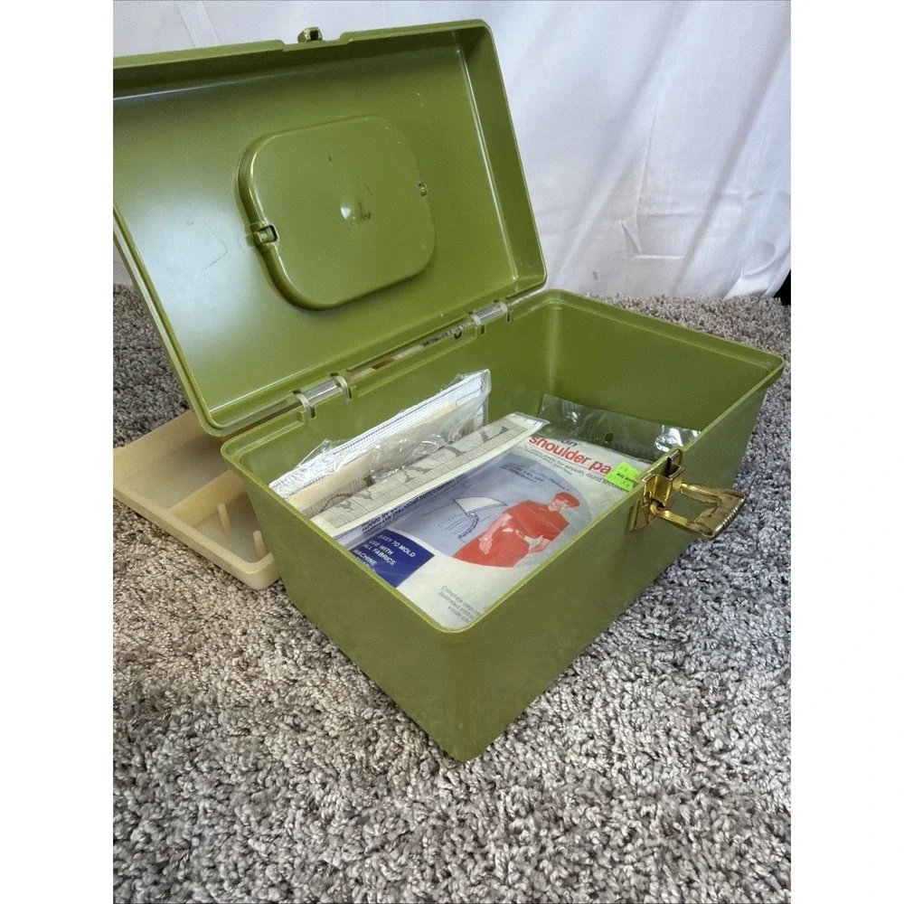 Vtg Wilson Wil-Hold Bright Blue Green Plastic Sewing Box with Tray 11